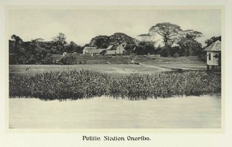 Collectie NMvWereldculturen, RV-A5-3-72, schoolplaat - foto 'Politie Station Onoribo.', fotograaf Jean Demmeni, ca. 1913