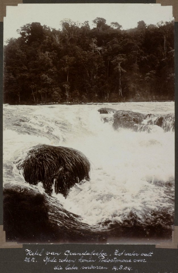 Collectie NMvWereldculturen, RV-A103-1-37, 'Ketel van Grandafoetoe. Het water valt 2,5 meter. Op de rotsen komen Podostomoae voor die later verdorren '. Foto- G.M. Versteeg, 14 augustus 1904