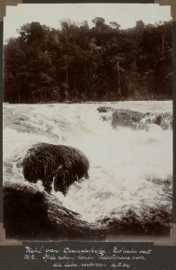 Collectie NMvWereldculturen, RV-A103-1-37, 'Ketel van Grandafoetoe. Het water valt 2,5 meter. Op de rotsen komen Podostomoae voor die later verdorren '. Foto- G.M. Versteeg, 14 augustus 1904