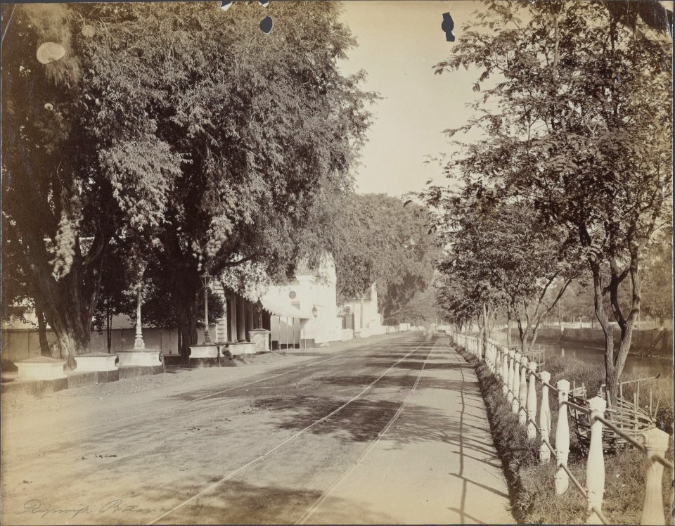 Collectie NMvWereldculturen, RV-A440-ee-35Y, Foto, 'Rijswijk Batavia 1875', fotograaf Woodbury & Page, 1875