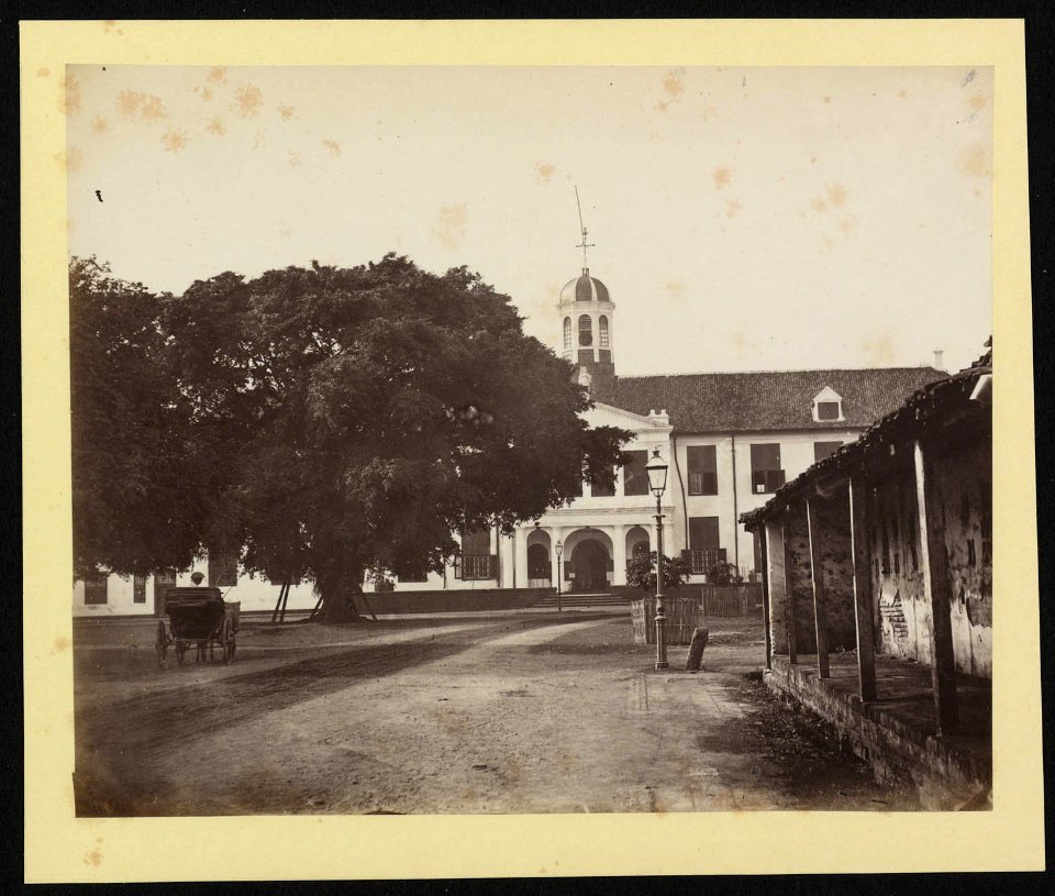 Collectie NMvWereldculturen, RV-A72-10, Foto, 'Stadhuisplein Batavia, gezien naar het zuiden', fotograaf Woodbury & Page, ca. 1875