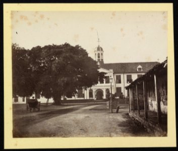 Collectie NMvWereldculturen, RV-A72-10, Foto, 'Stadhuisplein Batavia, gezien naar het zuiden', fotograaf Woodbury & Page, ca. 1875