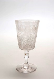 Collectie NMvWereldculturen, TM-1819-1, Glas- Kristallen wijnglas op ronde voet met inscriptie, toebehoord aan Teuku Umar, voor 1899