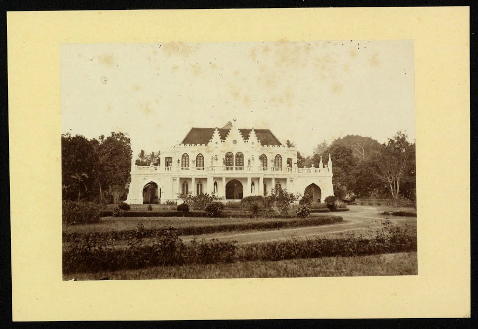 Collectie NMvWereldculturen, RV-A72-20, Foto, 'Vooraanzicht op het neo-gothische huis van de schilder Raden Saleh', fotograaf onbekend, ca. 1880