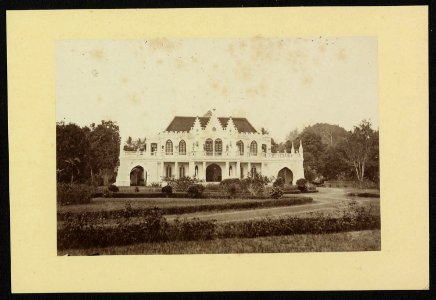 Collectie NMvWereldculturen, RV-A72-20, Foto, 'Vooraanzicht op het neo-gothische huis van de schilder Raden Saleh', fotograaf onbekend, ca. 1880 photo