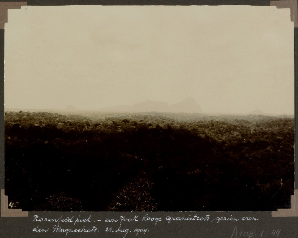 Collectie NMvWereldculturen, RV-A103-1-44, 'Rosenfeldpiek, een 700 meter hooge granietrots, gezien van den Magneetrots '. Foto- G.M. Versteeg, 23 augustus 1904