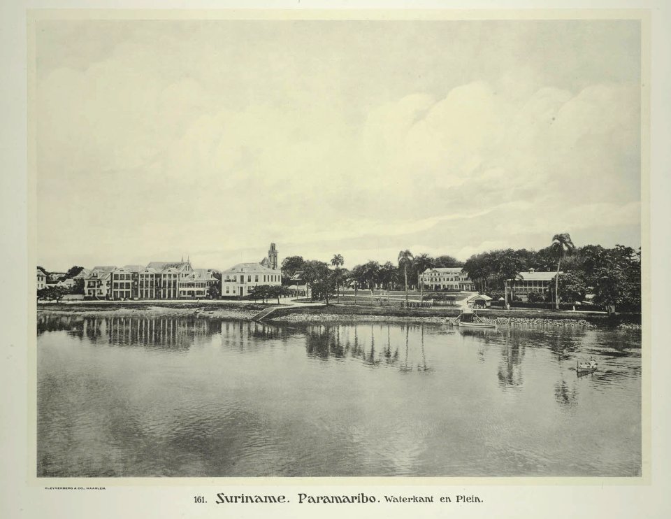 Collectie NMvWereldculturen, RV-A5-3-66, schoolplaat - foto '161. Suriname. Paramaribo. Waterkant en Plein.', fotograaf Jean Demmeni, ca. 1913