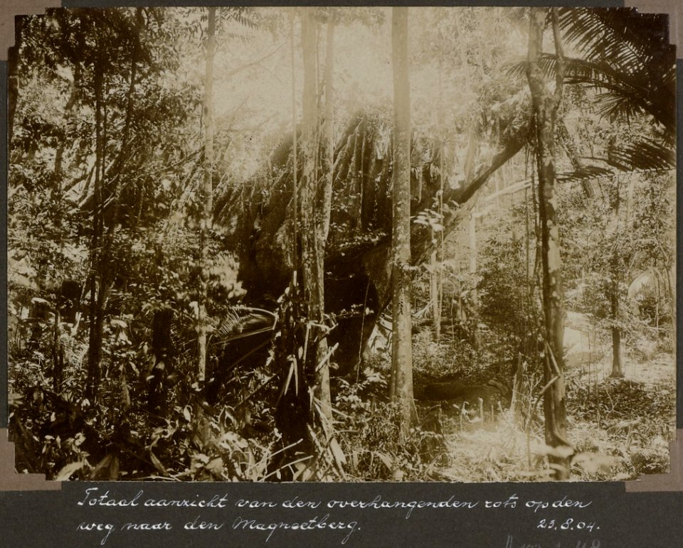 Collectie NMvWereldculturen, RV-A103-1-48, 'Totaalaanzicht van den overhangenden rots op den weg naar den Magneetberg'. Foto- G.M. Versteeg, 23 augustus 1904