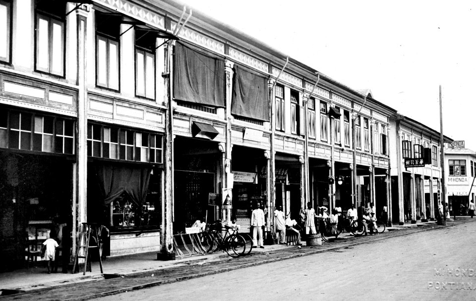 Collectie NMvWereldculturen, TM-10015100, Repronegatief, 'Straatgezicht in de Chinese wijk van Pontianak', fotograaf M. Honda, 1920-1940