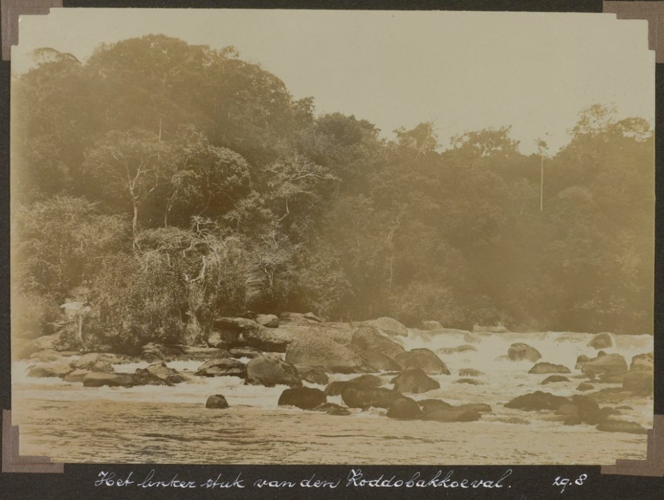 Collectie NMvWereldculturen, RV-A103-1-51, 'Het linker stuk van den Koddobakkoeval'. Foto- G.M. Versteeg, 29 augustus 1904