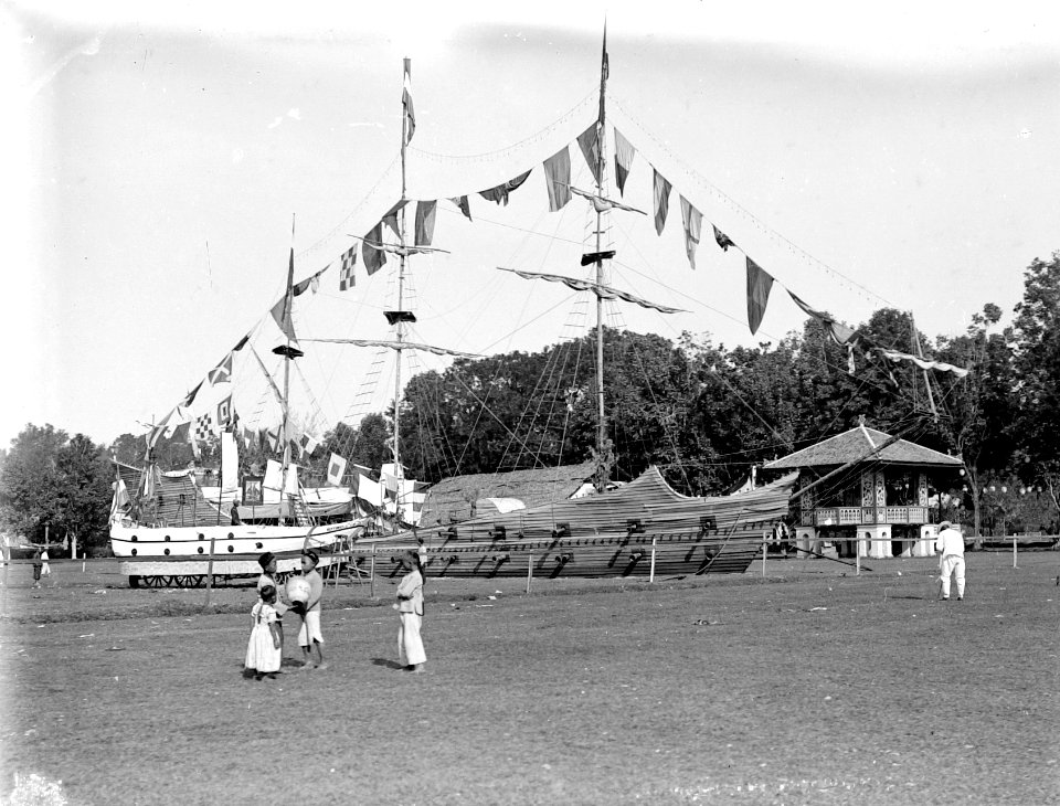 Collectie NMvWereldculturen, TM-10025074, Glasnegatief, 'De Michiel de Ruyter-feesten op de Esplanade', fotograaf onbekend, 24-03-1907