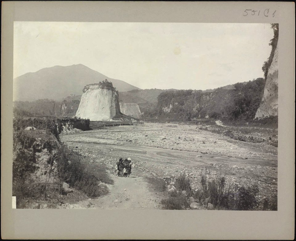 Collectie NMvWereldculturen, RV-A78-122, Foto- 'Het Karbouwengat in Bukittingi', fotograaf C.B. Nieuwenhuis, 1880-1908