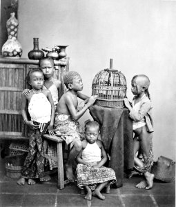 Collectie NMvWereldculturen, TM-60002124, Foto, 'Inlandse kinderen van verschillende bevolkingsgroepen in Batavia.', fotograaf Isidore van Kinsbergen, Ca. 1870