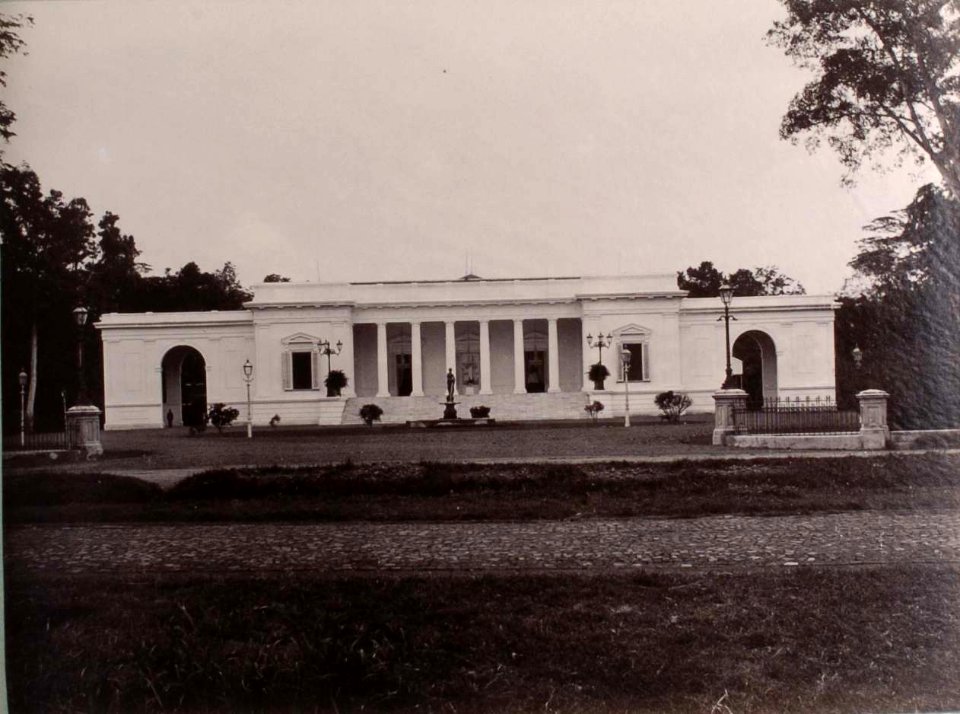 Collectie NMvWereldculturen, TM-30010123, Foto- Het paleis van de Gouverneur-Generaal in Batavia; zijde Koningsplein, Woodbury & Page, 1888 - 1910