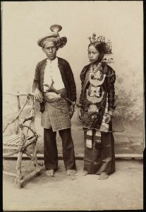Collectie NMvWereldculturen, RV-A78-45, Foto- 'Portret van een bruidspaar uit Siloengkang', fotograaf C.B. Nieuwenhuis, 1880-1908