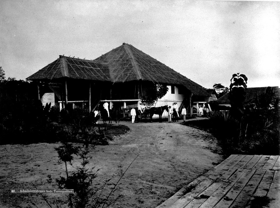Collectie NMvWereldculturen, TM-60004664, Foto, 'Groepsportret voor een administrateurswoning op een plantage', fotograaf G.R. Lambert & Co., 1885-1888