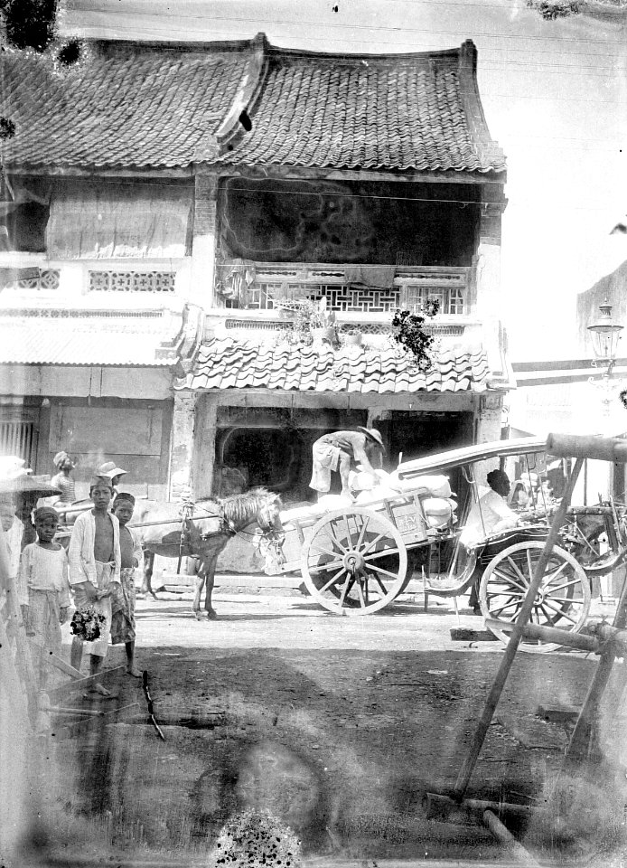 Collectie NMvWereldculturen, TM-10024623, Glasnegatief, 'Een kar en een rijtuig in de Chinese wijk in de benedenstad van Batavia', fotograaf onbekend, 1900-1907