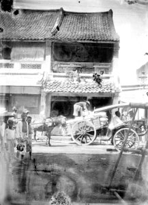 Collectie NMvWereldculturen, TM-10024623, Glasnegatief, 'Een kar en een rijtuig in de Chinese wijk in de benedenstad van Batavia', fotograaf onbekend, 1900-1907