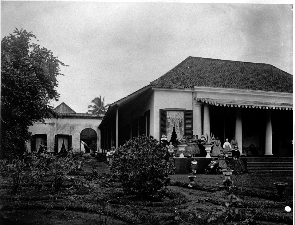 Collectie NMvWereldculturen, TM-60004866, Foto, 'Groepsportret voor de kloosterschool van de Zusters Ursulinen aan de Postweg, Batavia', fotograaf toegeschreven aan Woodbury & Page, 1860-1900