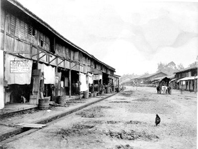 Collectie NMvWereldculturen, TM-60001855, Foto, 'Straatgezicht met Chinese winkels', fotograaf G.R. Lambert & Co., 1880-1895