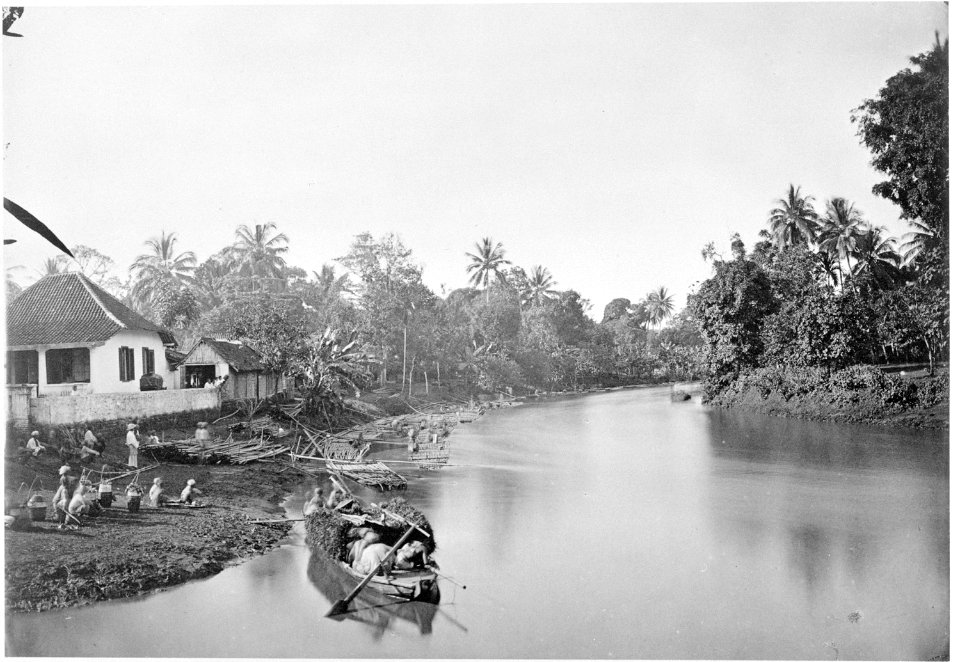 Collectie NMvWereldculturen, TM-60004889, Foto, 'Verkopers bij een bocht in de Ciliwung-rivier bij Parapattan, Batavia', fotograaf toegeschreven aan Woodbury & Page, 1860-1900