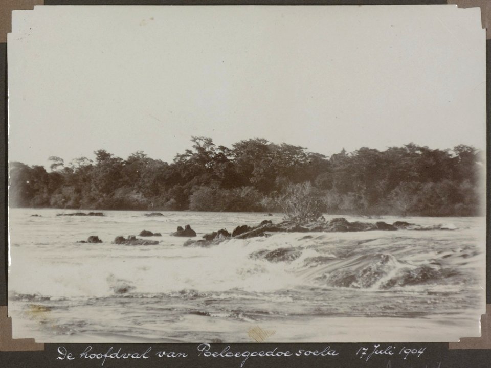 Collectie NMvWereldculturen, RV-A103-1-7, 'De hoofdval van Poeloegoedoe soela (17 Juli 1904)'. Foto- G.M. Versteeg, 17 juli 1904
