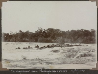 Collectie NMvWereldculturen, RV-A103-1-7, 'De hoofdval van Poeloegoedoe soela (17 Juli 1904)'. Foto- G.M. Versteeg, 17 juli 1904