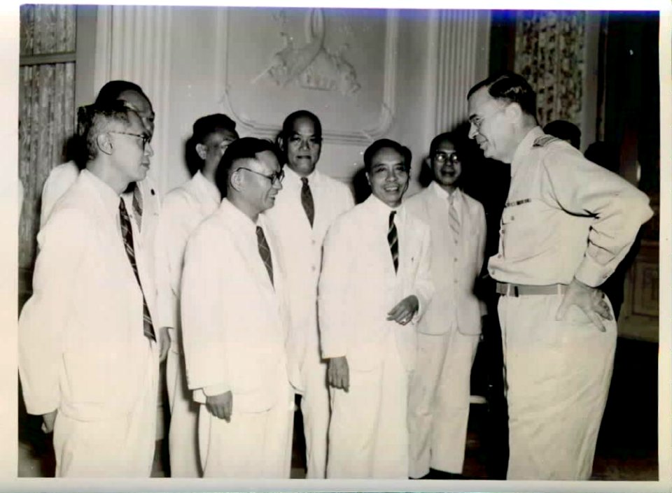 Collectie NMvWereldculturen, TM-33000076, Foto, 'Luitenant-gouverneur-generaal H.J. van Mook op het paleis in gesprek met een delegatie van de Chinese organisatie Chung Hwa Chung Huie', fotograaf NIGIS, 24-02-1947