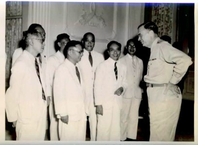 Collectie NMvWereldculturen, TM-33000076, Foto, 'Luitenant-gouverneur-generaal H.J. van Mook op het paleis in gesprek met een delegatie van de Chinese organisatie Chung Hwa Chung Huie', fotograaf NIGIS, 24-02-1947