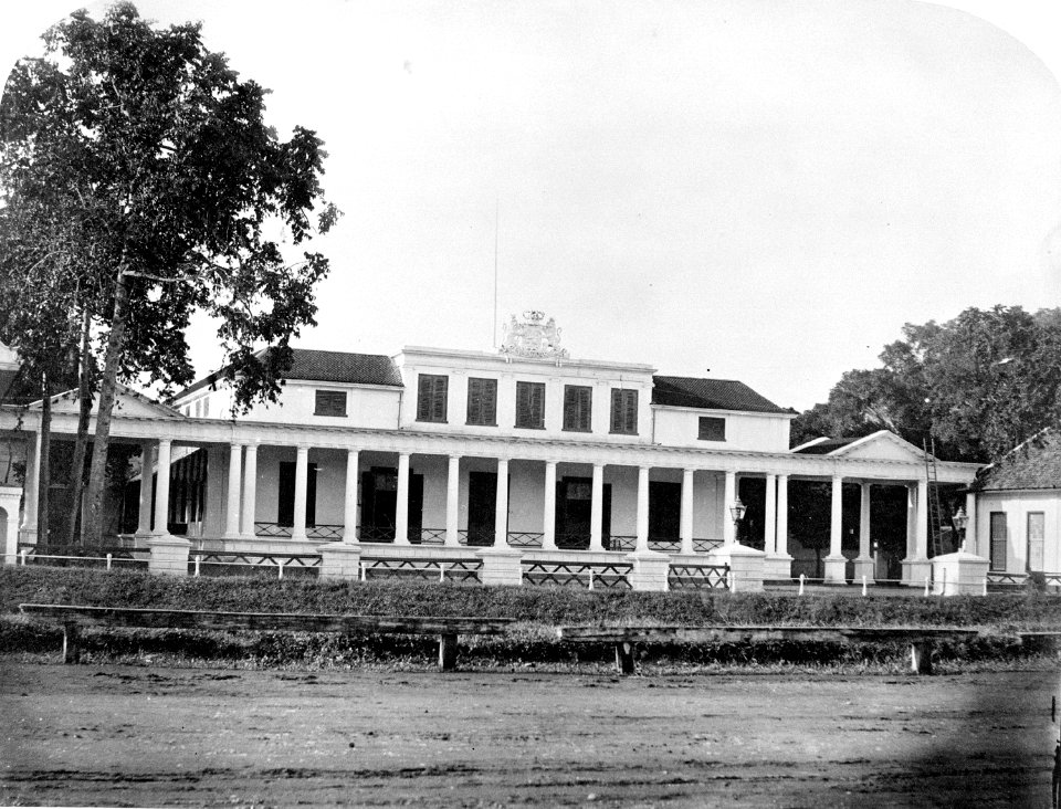 Collectie NMvWereldculturen, TM-60002099, Foto- Het paleis van de Gouverneur-Generaal aan het Koningsplein in Batavia., ca. 1870