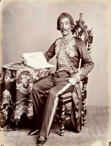 Collectie NMvWereldculturen, TM-60004954, Foto, 'Studioportret van kunstschilder Raden Saleh', fotograaf Woodbury & Page, 1860-1872 photo