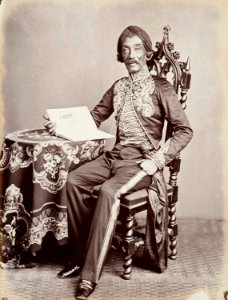 Collectie NMvWereldculturen, TM-60004954, Foto, 'Studioportret van kunstschilder Raden Saleh', fotograaf Woodbury & Page, 1860-1872