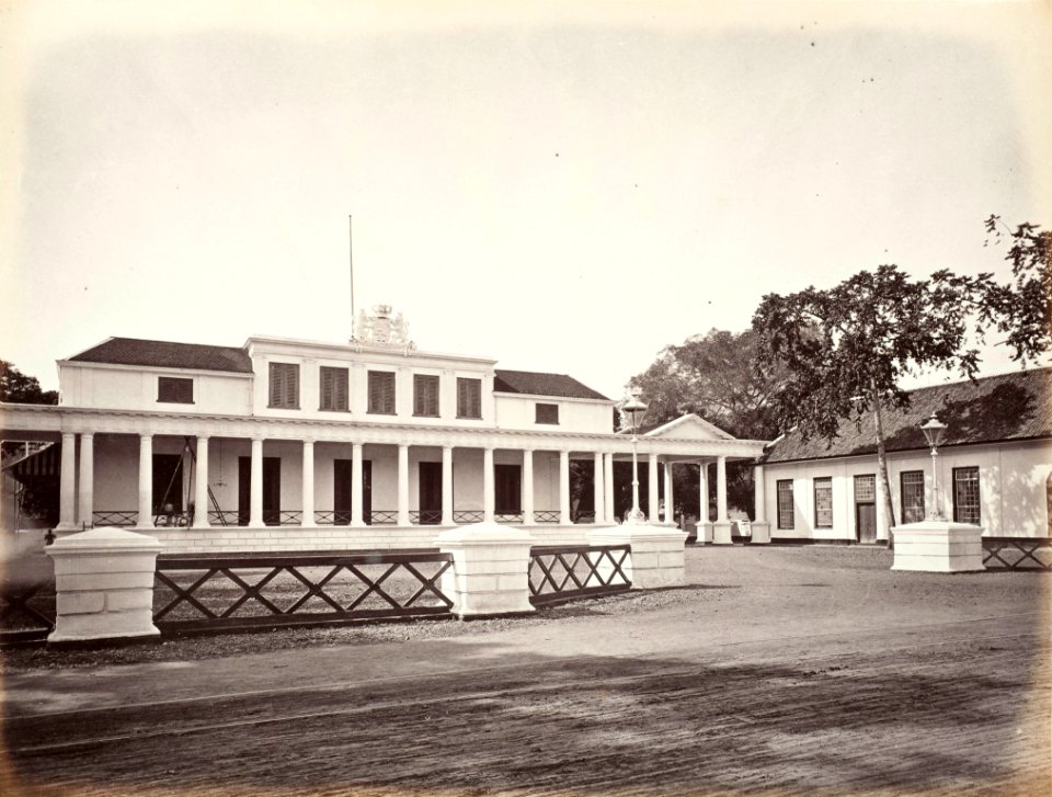 Collectie NMvWereldculturen, TM-60004972, Foto, 'Het paleis van de gouverneur-generaal in Rijswijk, Batavia', fotograaf toegeschreven aan Woodbury & Page, 1857-1872