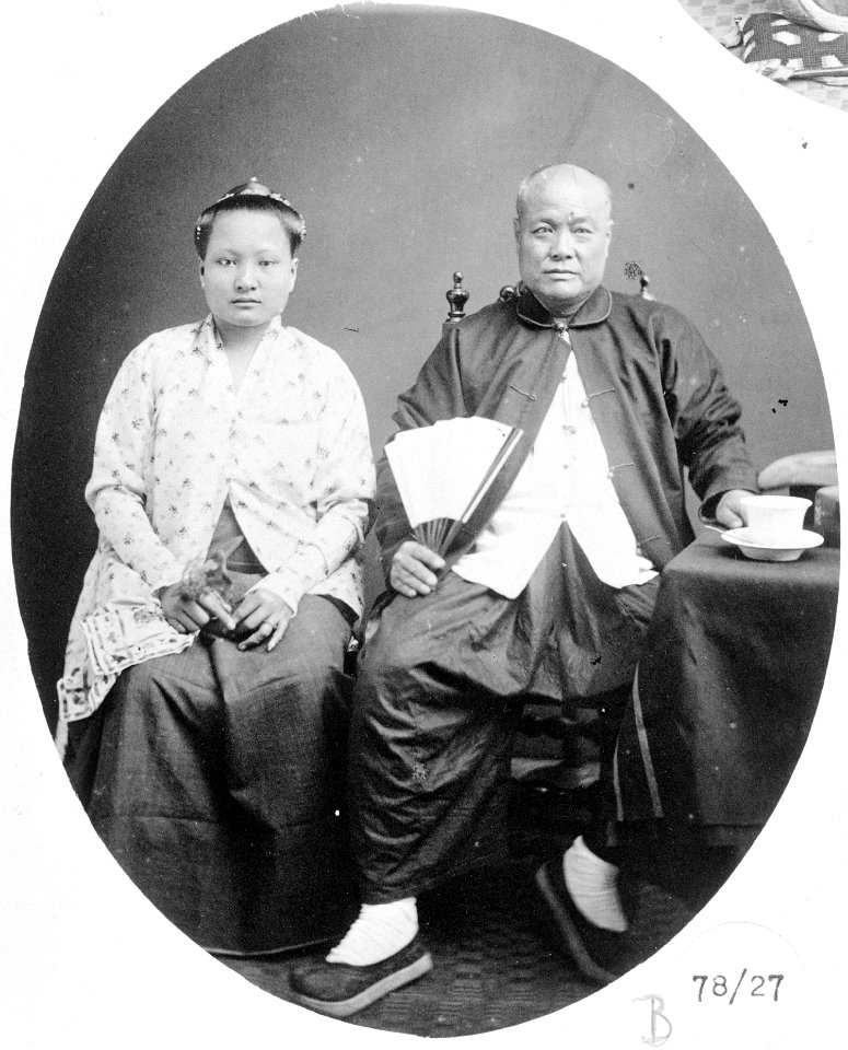 Collectie NMvWereldculturen, TM-60004910, Foto, 'Studioportret van een Chinese man en vrouw', fotograaf Woodbury & Page, 1860-1878