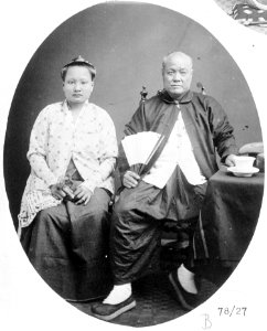 Collectie NMvWereldculturen, TM-60004910, Foto, 'Studioportret van een Chinese man en vrouw', fotograaf Woodbury & Page, 1860-1878