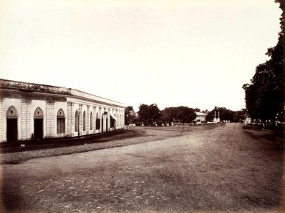 Collectie NMvWereldculturen, TM-60004982, Foto, 'Schoenenwinkel bij de Sluisbrug, Batavia', fotograaf Woodbury & Page, 1857-1872
