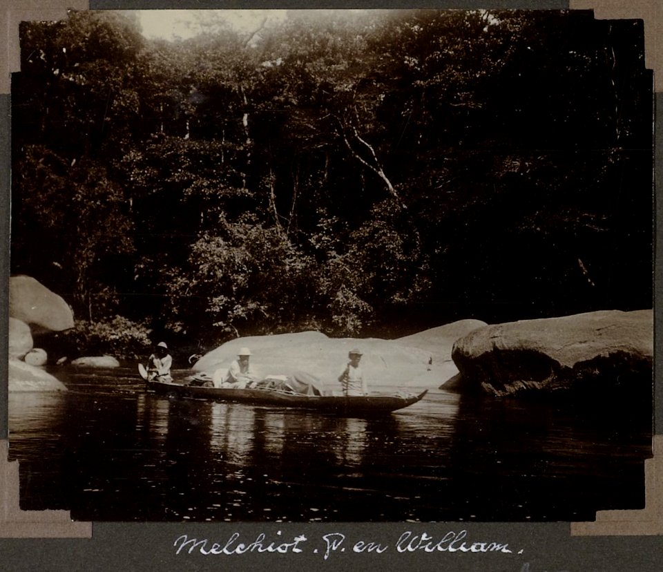 Collectie NMvWereldculturen, RV-A103-1-91, 'Melchiot, G.M. Versteeg en William'. Foto- G.M. Versteeg, 1904
