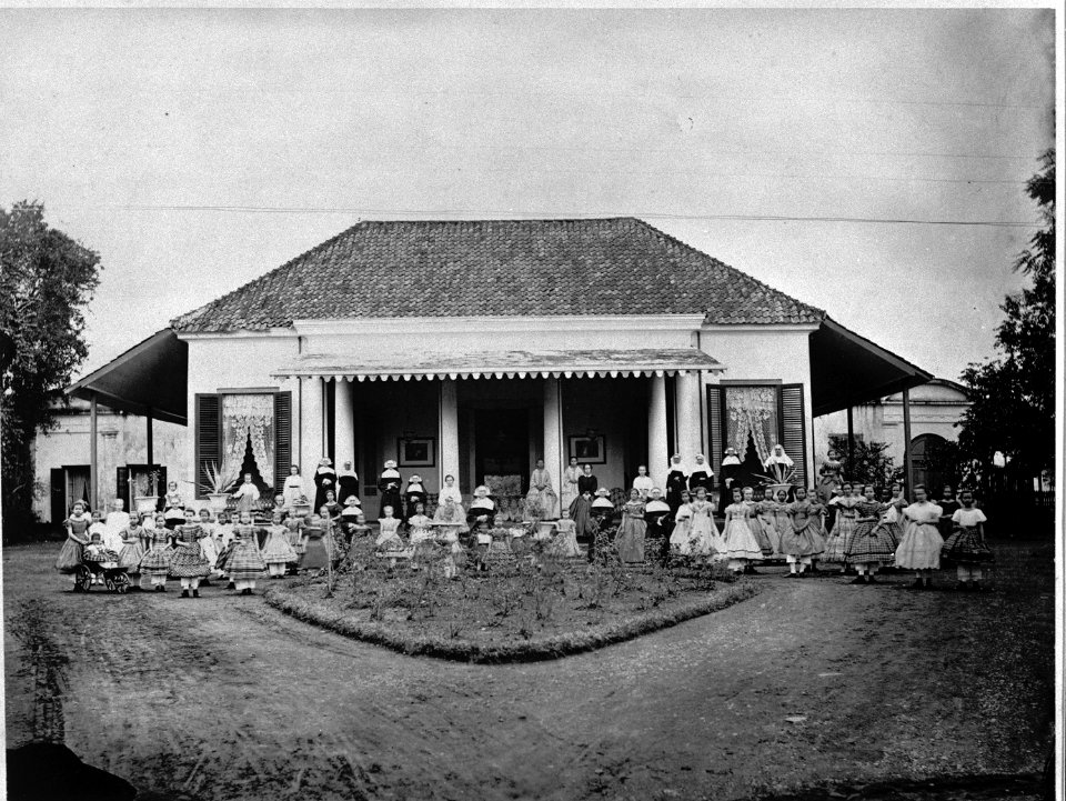 Collectie NMvWereldculturen, TM-60004865, Foto, 'Groepsportret voor de kloosterschool van de Zusters Ursulinen aan de Postweg, Batavia', fotograaf toegeschreven aan Woodbury & Page, 1860-1900