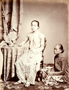 Collectie NMvWereldculturen, TM-60004961, Foto, 'Studioportret van Raden Ayu Danudirja en een onbekende bediende, Batavia', fotograaf toegeschreven aan Woodbury & Page, 1860-1872 photo