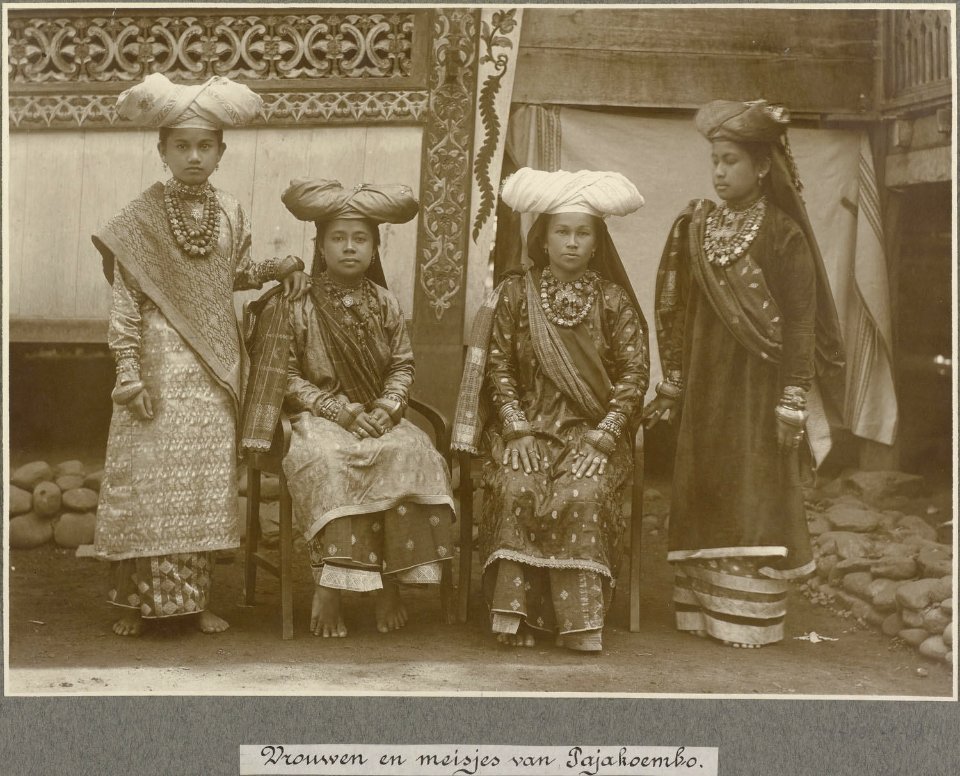 Collectie NMvWereldculturen, RV-A106-1-6, Foto- 'Groepsportret van vrouwen en meisjes uit Pajakoembo op West-Sumatra', fotograaf C.B. Nieuwenhuis, ca. 1918
