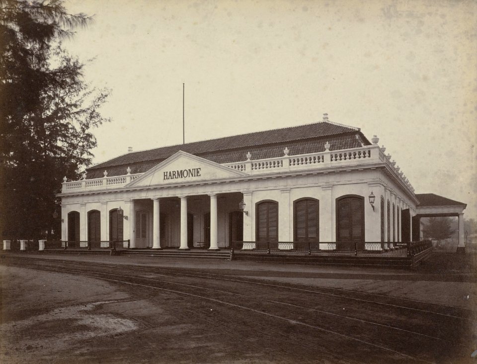 Collectie NMvWereldculturen, RV-A111-3-23, Foto, 'Sociëteit De Harmonie in Batavia', fotograaf Woodbury & Page, 1874-1875