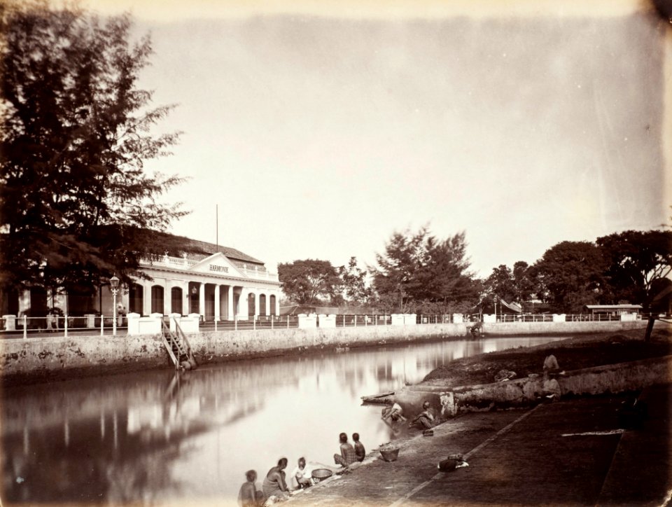 Collectie NMvWereldculturen, TM-60005031, Foto, 'Vrouwen doen de was in de Molenvliet ter hoogte van sociëteit Harmonie, Batavia', fotograaf toegeschreven aan Woodbury & Page, 1857-1872