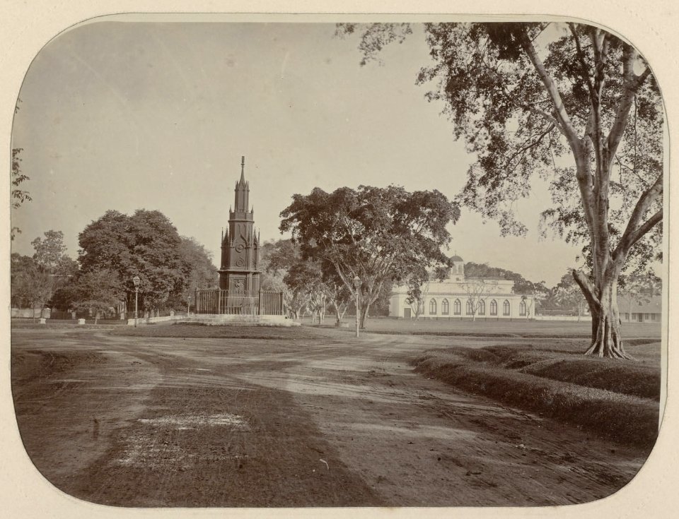 Collectie NMvWereldculturen, RV-A111-3-27, Foto, 'Het monument voor generaal-majoor Michiels op het Waterlooplein in Batavia', fotograaf Woodbury & Page, 1874-1875