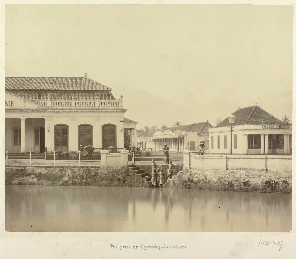 Collectie NMvWereldculturen, RV-A112-1-47, Foto, 'Rijswijk, een chique wijk in Batavia', fotograaf Woodbury & Page, ca. 1875