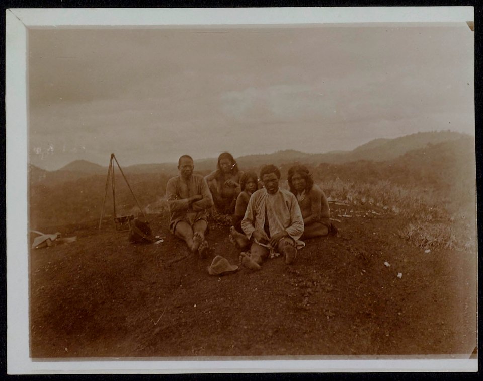 Collectie NMvWereldculturen, RV-A116-51 'Groepsfoto van gezelschap bestaande uit Marrons en indianen op kale heuvel'