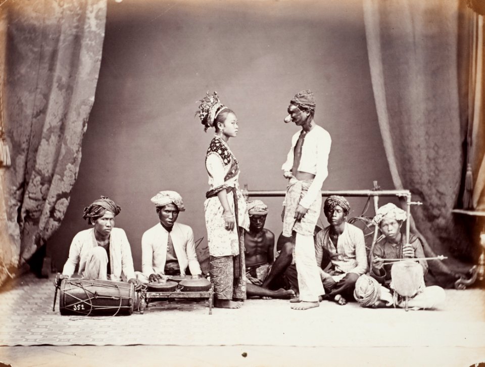 Collectie NMvWereldculturen, TM-60005044, Foto, 'Studioportret van een topeng danser en een ronggeng danseres in Batavia, begeleid door een orkest', fotograaf Woodbury & Page, 1860-1872