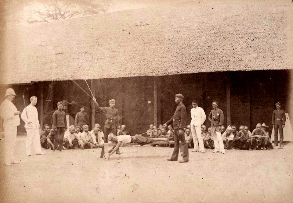 Collectie NMvWereldculturen, TM-60007721, Foto, 'Voltrekking van een lijfstraf', fotograaf onbekend, 1880-1895
