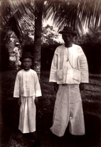 Collectie NMvWereldculturen, TM-60007741, Foto, 'Portret van een Chinese jongen en een man', fotograaf onbekend, 1875-1900