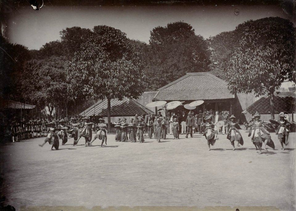 Collectie NMvWereldculturen, RV-A142-1-11, Foto, 'De Kraton in Yogyakarta waar Z.H. de Sultan zich in optocht naar de Sentinggil begeeft tijdens de Garebeg-feesten', fotograaf K. (Kassian) Céphas, 1888