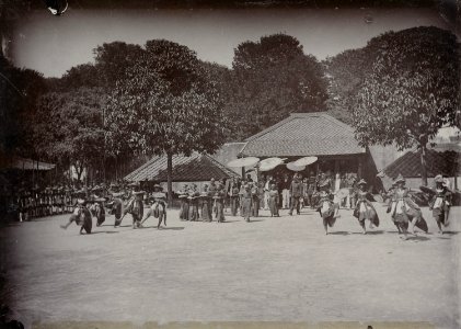 Collectie NMvWereldculturen, RV-A142-1-11, Foto, 'De Kraton in Yogyakarta waar Z.H. de Sultan zich in optocht naar de Sentinggil begeeft tijdens de Garebeg-feesten', fotograaf K. (Kassian) Céphas, 1888